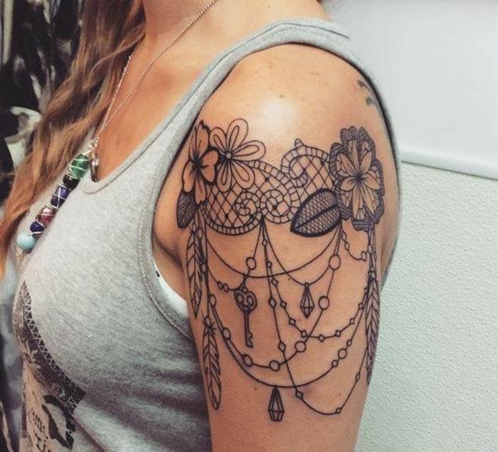 Kadın kol dövmesi, omuz dövmesi, çiçekler ve kolyeler, anahtarlar ve elmaslar