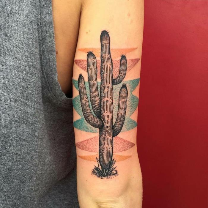 moters rankos tatuiruotė, dykumos kaktuso dizainas ir geometriniai raštai ant rankos