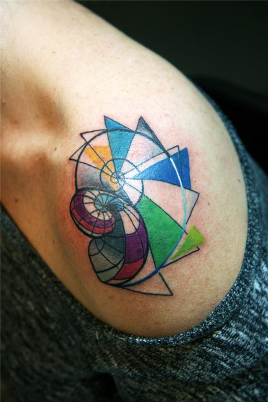najlepše tetovaže za ženske, polbarvna geometrijska spirala na rami