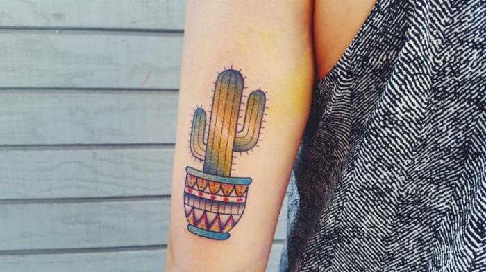 Moters rankos tatuiruotė, spalvingas kaktusas vazonuose, kelių spalvų rankos tatuiruotė