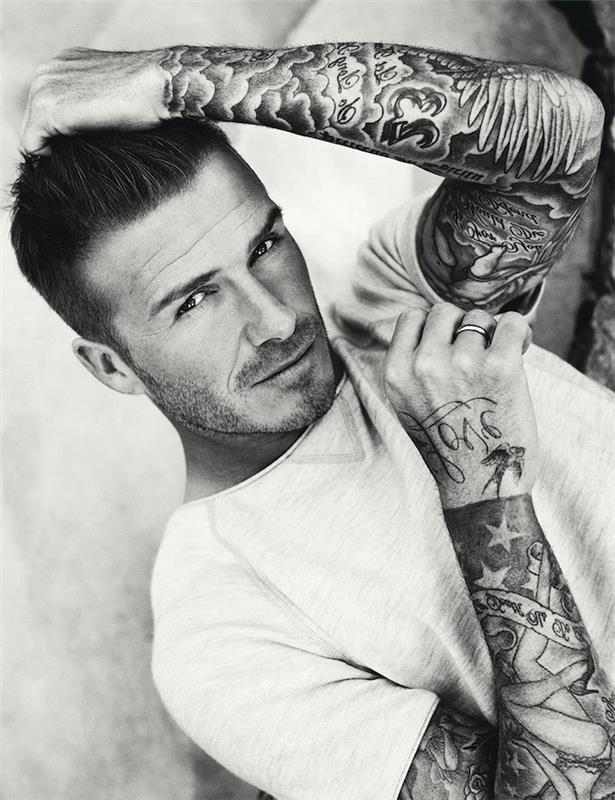 erkek dövmesi, David Beckham, beyaz tişört, erkek yüzüğü, ilham verici sözler, yıldız tasarımları, kadın, kollarda dövme