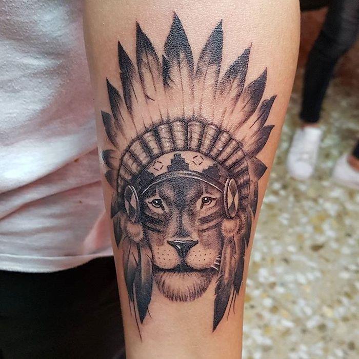 moška ideja o tetoviranju, lev design ink body art, tetovaža levja glava s krono perja