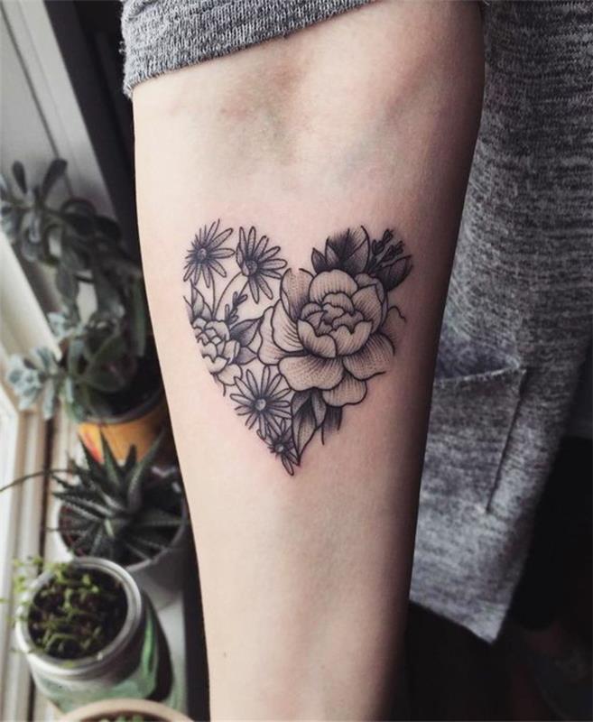 vyro rankos tatuiruotė, širdies formos gėlių puokštė tatuiruota ant dilbio