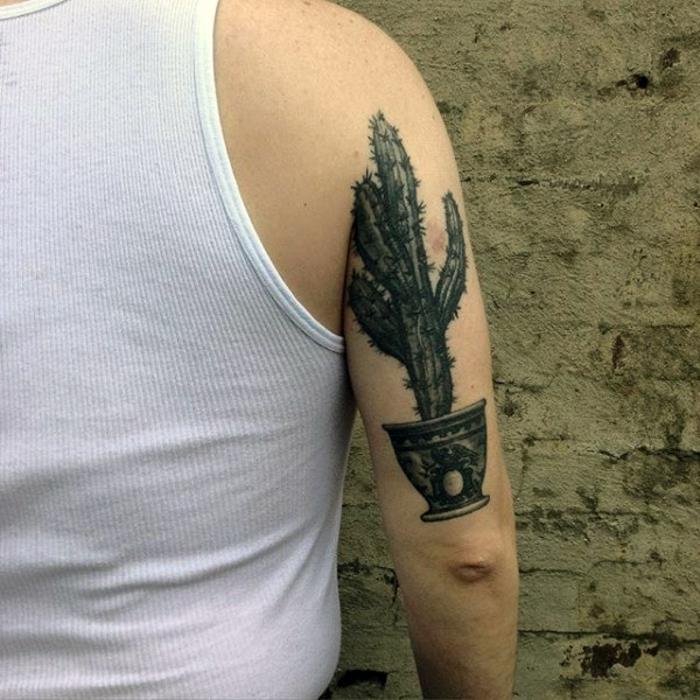 rankos tatuiruotė vyrams, tikroviška juodo rašalo tatuiruotė ant vyro rankos