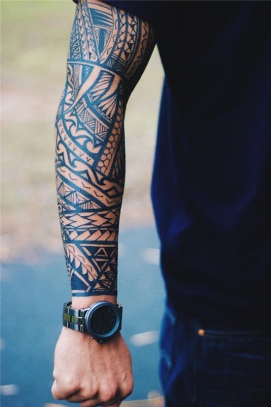 erkekler için dövme, erkekler için tüm kol üzerine mürekkeple çizim, etnik motiflerle dövme
