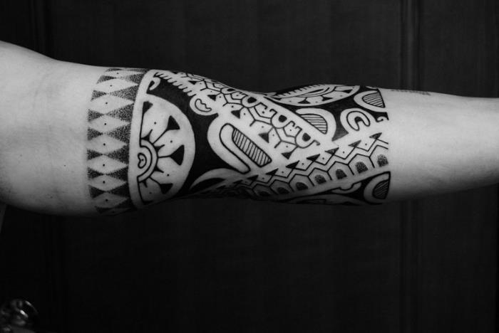 moška tetovaža, etnično oblikovanje body art, ideja tetovaže roke za moške
