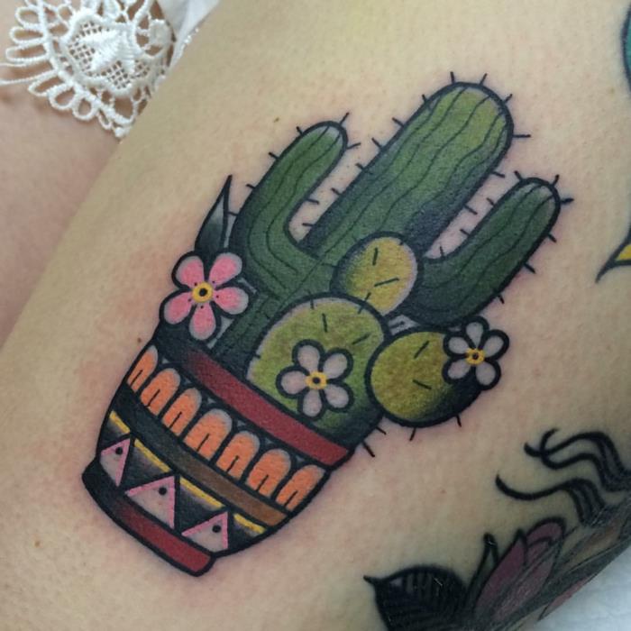 kaktuso tatuiruotė, etninis raštuotas vazonas, stebuklinga šlaunies tatuiruotė