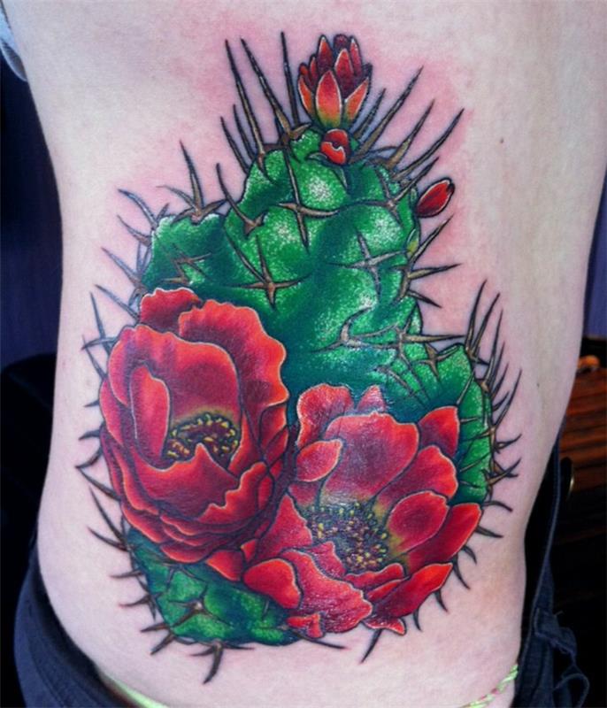 kaktuso tatuiruotė, senosios mokyklos tatuiruotė, didelės raudonos gėlės ir erškėčiai