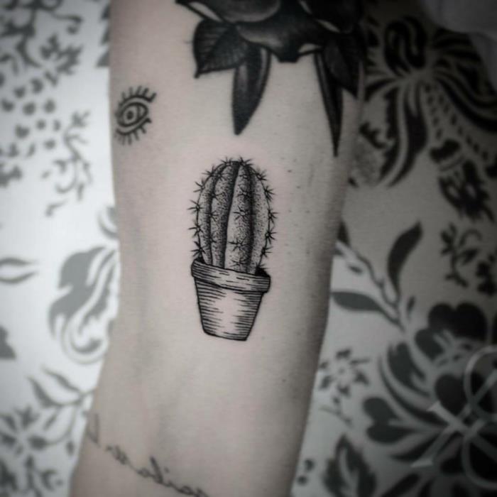 kaktuso tatuiruotė, nespalvota tatuiruotė, naujienų piešinys ant stalo