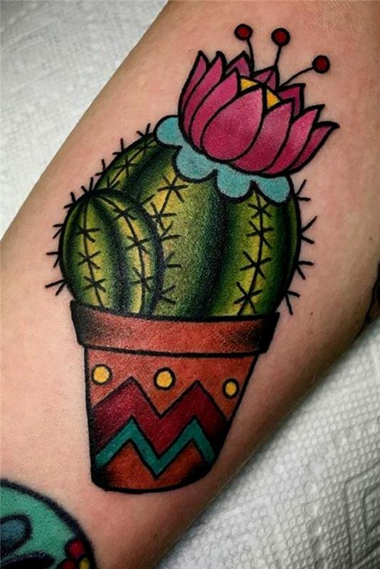 kaktuso tatuiruotė, egzotiškas vazoninis augalas, ištatuiruotas ant rankos, mažas žydintis kaktusas