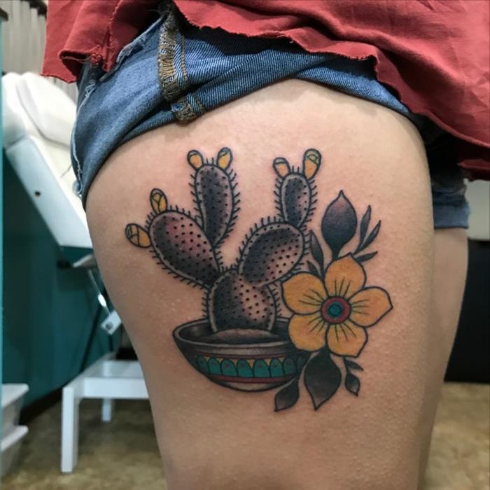 kaktuso tatuiruotė, vaistinis ir dekoratyvinis augalas, geltonos gėlės, moteriškos šlaunies tatuiruotė