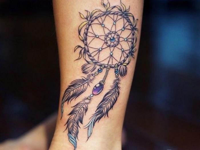 tetovaža lovilca sanj, viseče perje, modri okrasni kamni, mreža, tatoo domorodnega ameriškega simbola