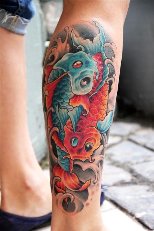 Veršelio tatuiruotė moteris oranžinė žuvis mėlyna koi karpis
