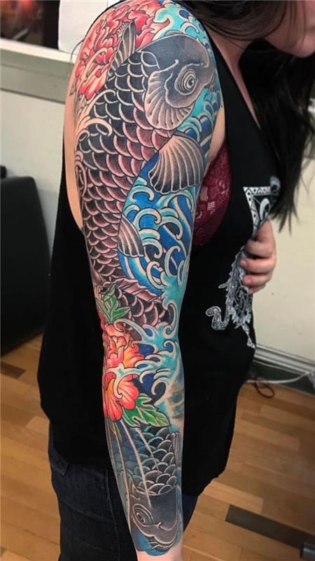 tatuiruotė moteris pilna ranka japonų simboliai karpiai koi žuvys