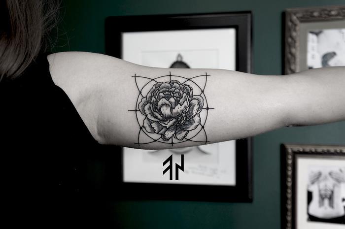 popolna krožna tetovaža z lepo vrtnico v notranjosti na bicepsih