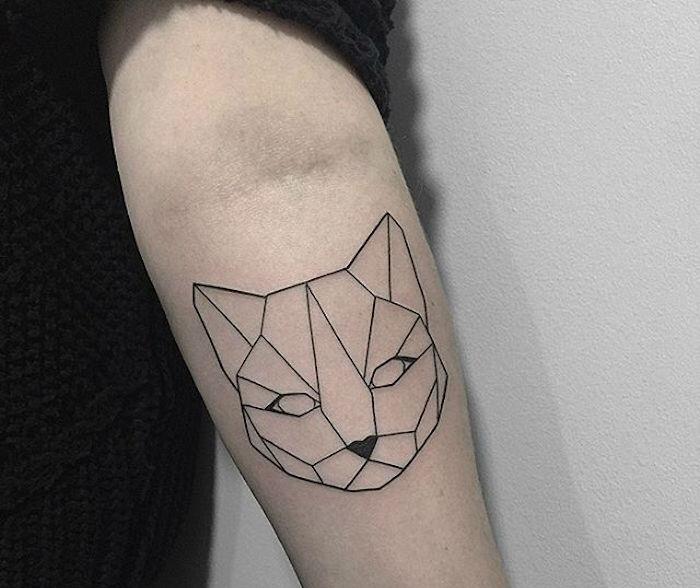 tetovaža ženska mačka origami glava mačke mucek silhueta roka geometrijska