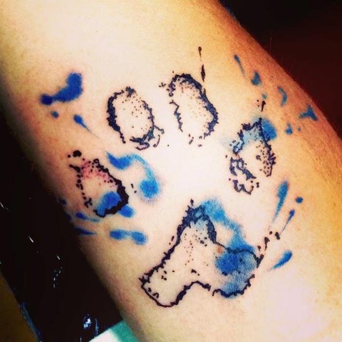 mačja tetovaža, odtis šape v črno -modri barvi, tetovaža živali