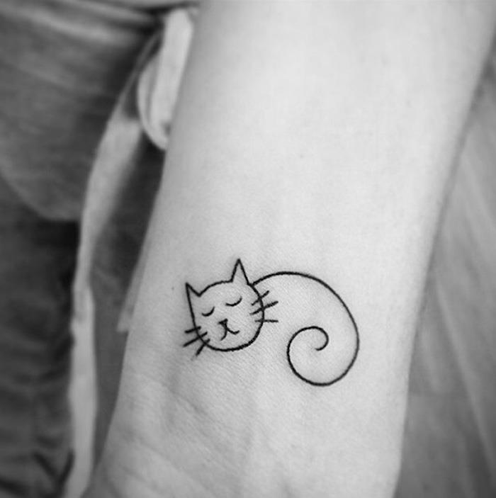 mala mačka tetovaža roka ženska tanka tetovirana mačka tetovaža