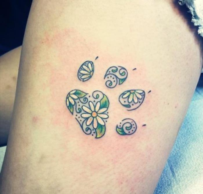 mačja tetovaža, marjetice in zeleni listi v odtisih tačk