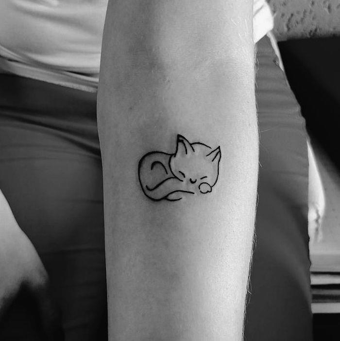 mačka tetovaža tatoo mucek silhueta podlaket ženska ideja