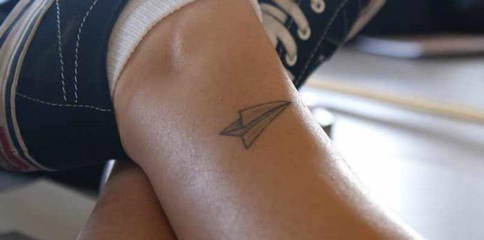 risba tetovaža gleženj simbol svoboda potovanje slog papirnato letalo