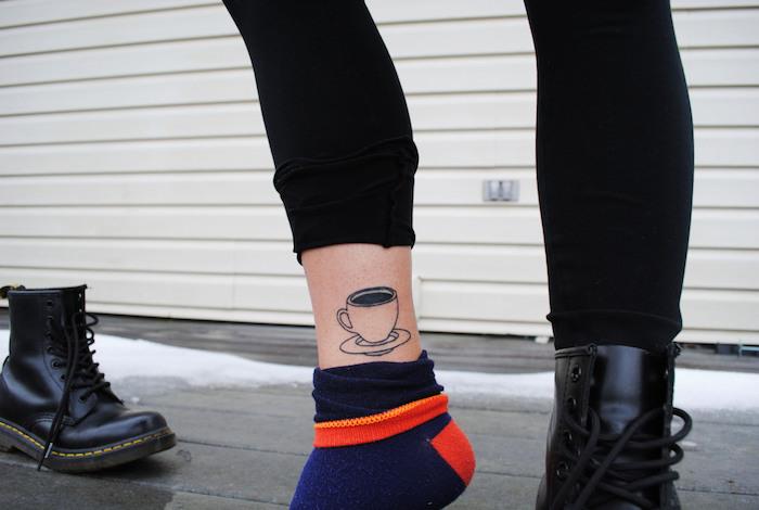 ženska tetovaža, risba s črnilom za oblikovanje skodelice za kavo, črni usnjeni gležnarji za ženske, črne hlače