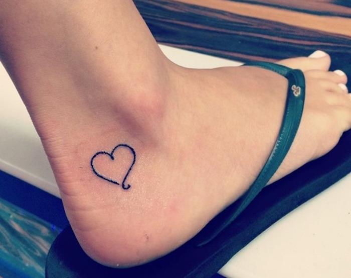 majhne tetovaže gležnji simboli tetovaža srce peš