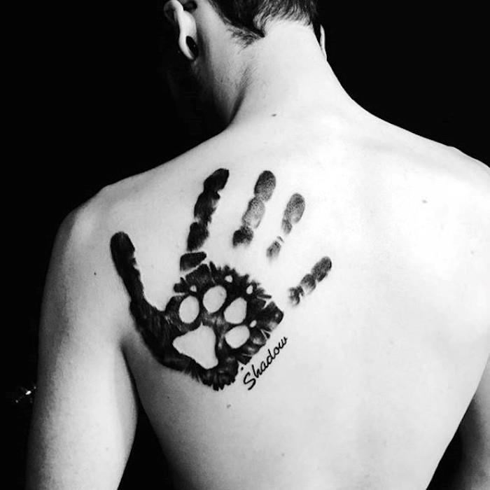 pečių ašmenų tatuiruotė vyras ranka petys atgal
