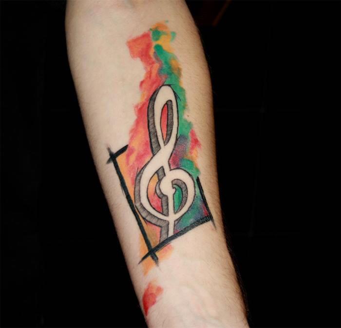 spalvotas aukštaūgio piešinys akvarelės muzikos tatuiruotei