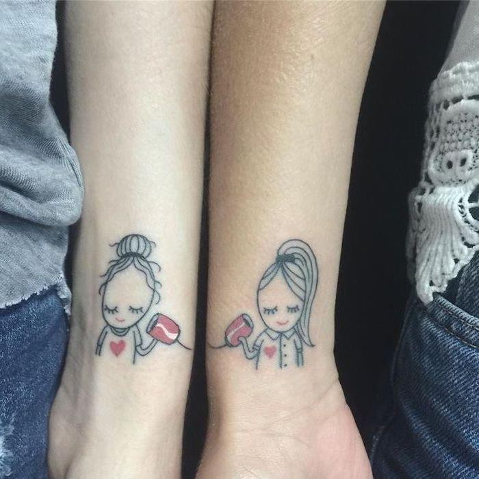 tatuiruotės idėja, piešiant ant rankenėlių suprojektuoti mažas mergaites su širdelėmis ir raudonais telefonais