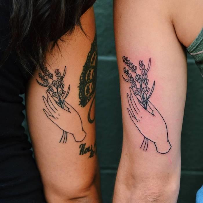 moters draugystės tatuiruotė, rašalo piešimas su gėlių puokšte ir moteriška ranka, simbolinė tatuiruotė moteriai