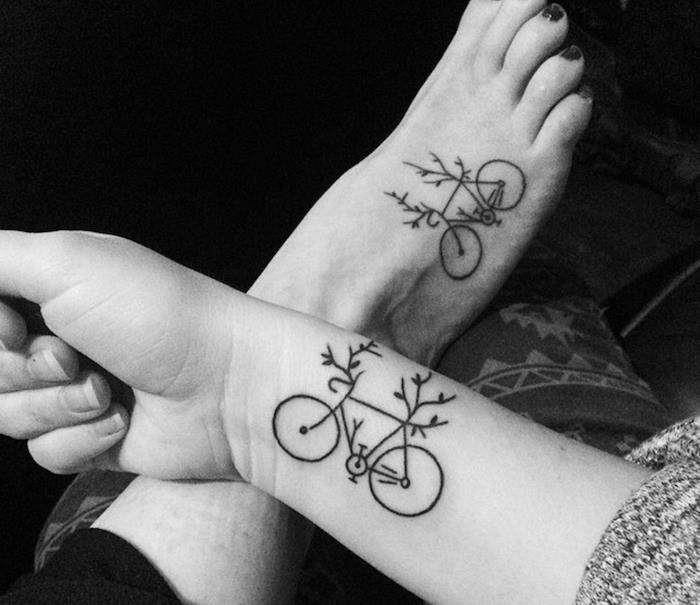 maža tatuiruotė, rašalo piešinys ant rankenos ir pėdos su dviračio dizainu su šakelėmis, balta ir juoda draugystės nuotrauka