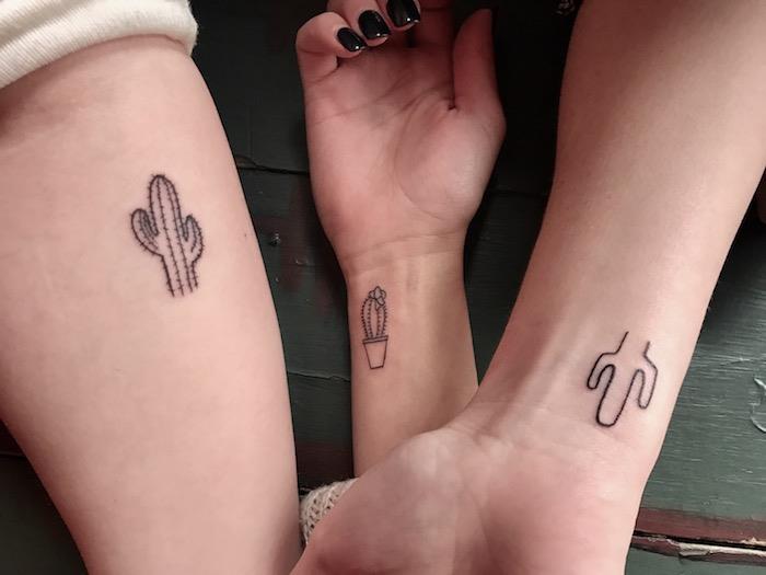 tatuiruotės dizainas, rašalo piešimas ant riešų su kaktuso dizainu, merginų draugystės tatuiruotės idėja