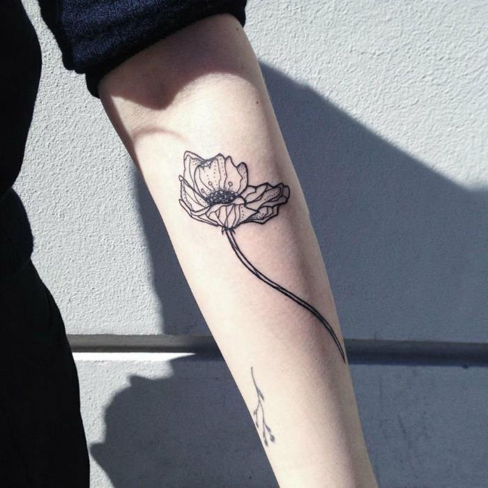Aguonų tatuiruotė, juodos stilizuotos gėlių dilbio tatuiruotė