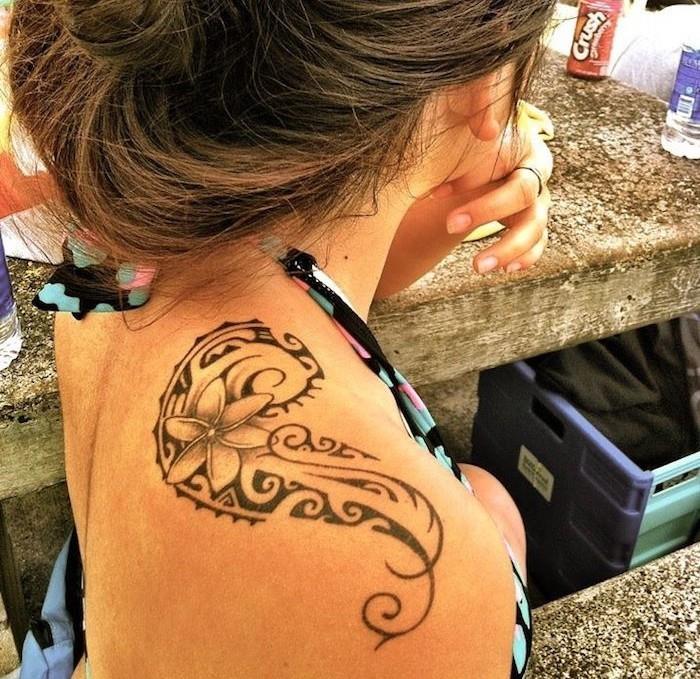 tetovaža stran ženska stran bok stegno tahiti plemenska tahitijska tetovaža
