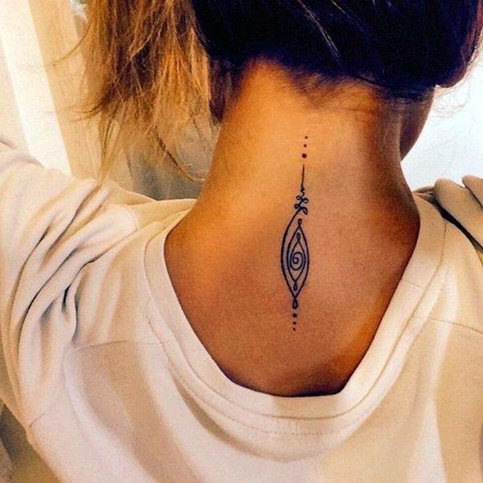 ženska tetovaža na vratu, bela majica, majhna diskretna tetovaža, ženski simbol s črnilom