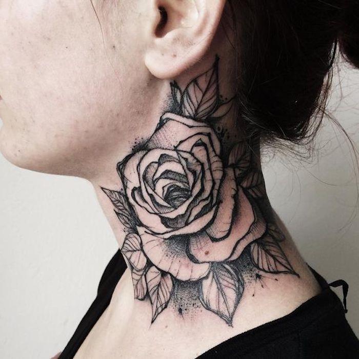 enobarvna tetovaža z rožnatim vratom, tetovirana vrtnica in listi na vratu mlade ženske, ideja tetovaže