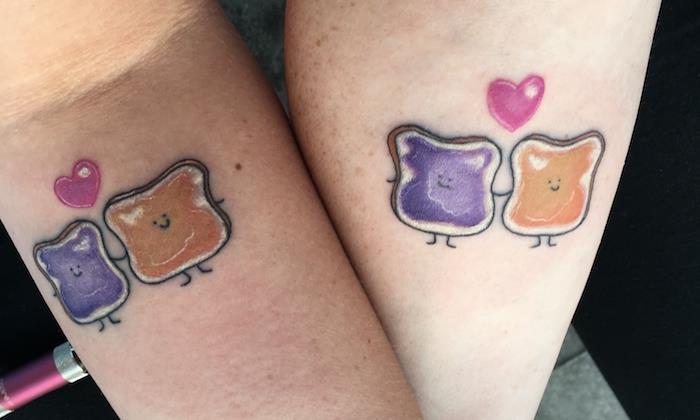 maža tatuiruotė, spalvotas piešinys ant rankų su duonos dizainu, draugystės tatuiruotė tarp merginų