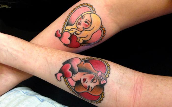 geriausio draugo tatuiruotė, spalvotas piešinys ant rankų su blondinės ir rudos merginos dizainu, merginos draugystės tatuiruotės idėja