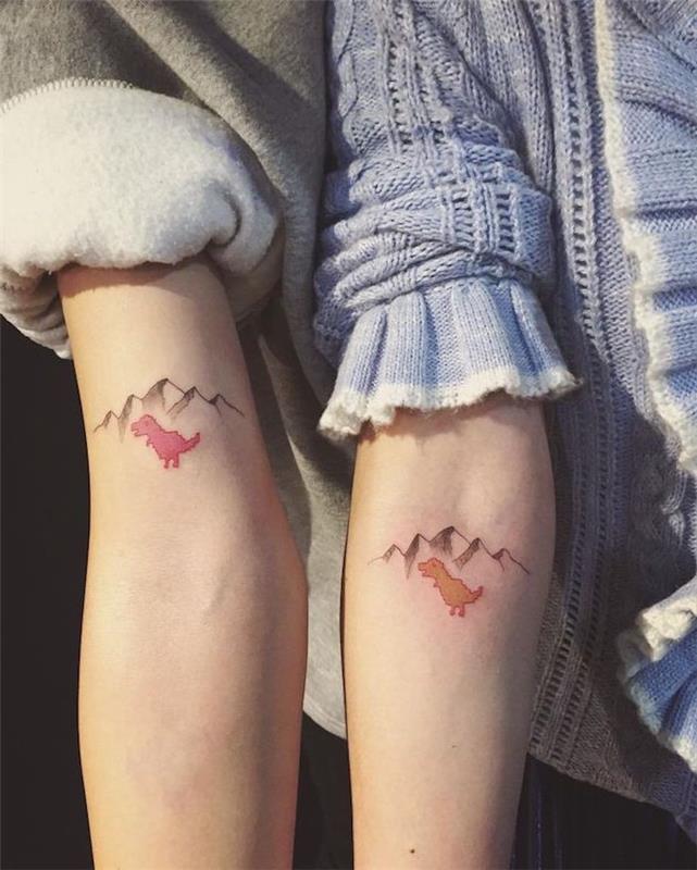 maža tatuiruotė moteris, spalvotas piešinys ant rankų, geriausių draugų tatuiruotės idėja su mažais gyvūnais