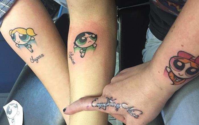 tatuiruotės idėja, spalvotas piešinys ant odos su animaciniu dizainu, tatuiruotė geriausiems draugams
