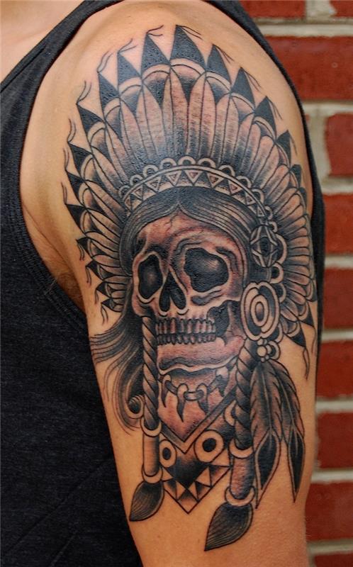 tetovaža rame za moške, lobanjski model z indijskimi etničnimi dodatki
