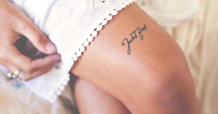 trumpalaikės moters šlaunies tatuiruotė trumpalaikės merginos tatuiruotės raidės