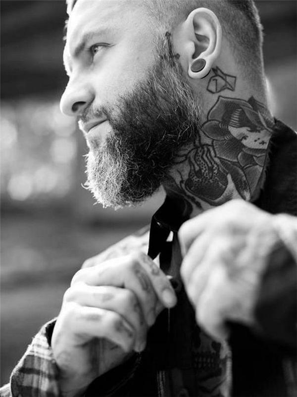 tatuiruotė kakle hipster vyriško stiliaus tatuiruotė senosios mokyklos barzda