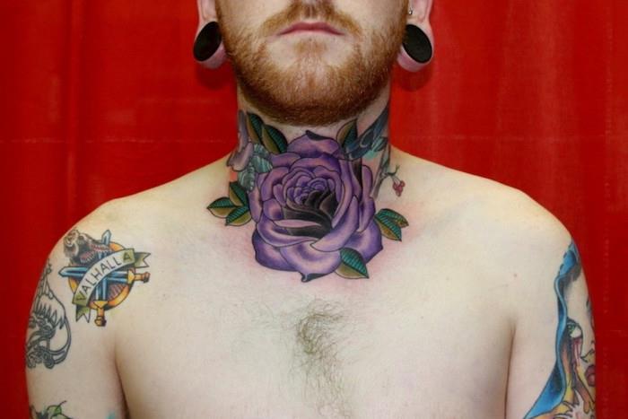 gėlių kaklo tatuiruotės idėjos vyrams purpurinės rožės tatuiruotė ant gerklės