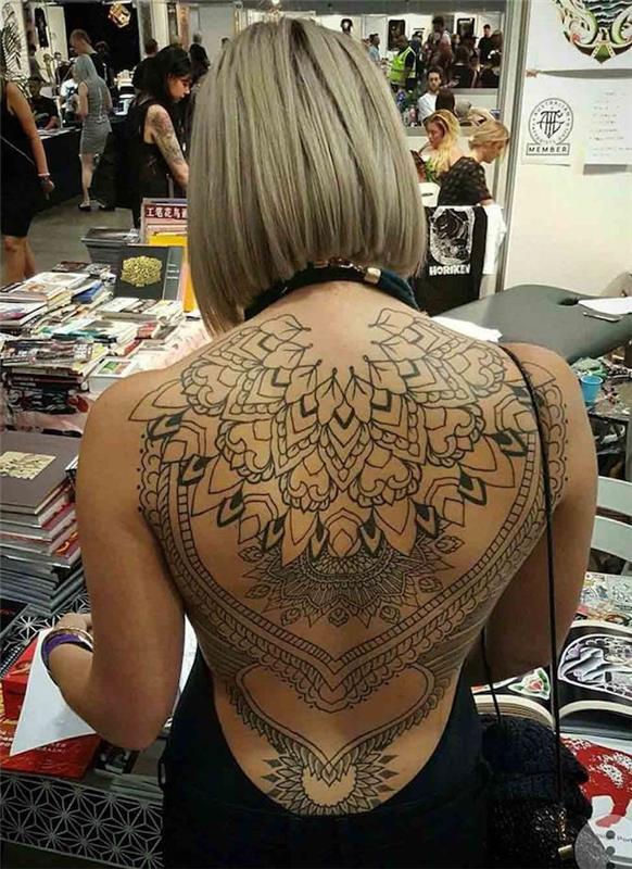 visos nugaros tatuiruotė moteris tatuiruotė mandala rožė langas indėnas