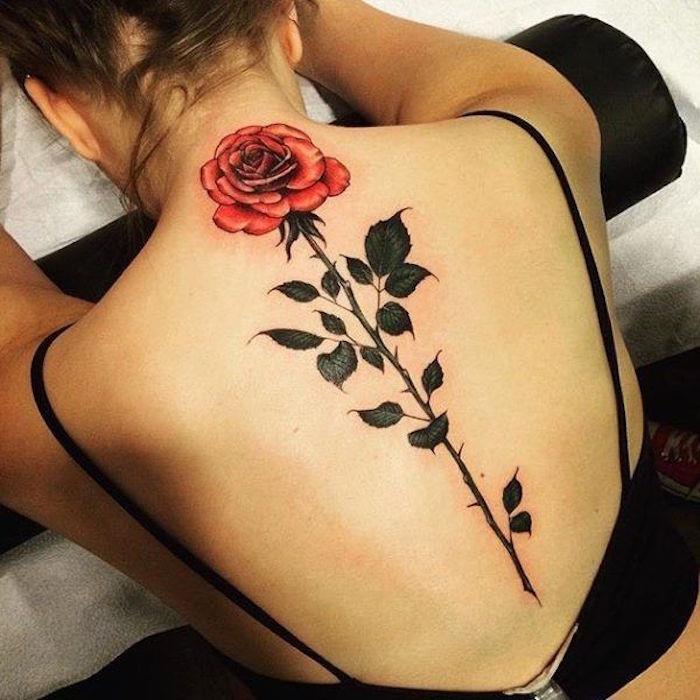 nugaros tatuiruotė moteris didelė tatuiruotė rožių stulpelio spalvos tatuiruočių gėlės