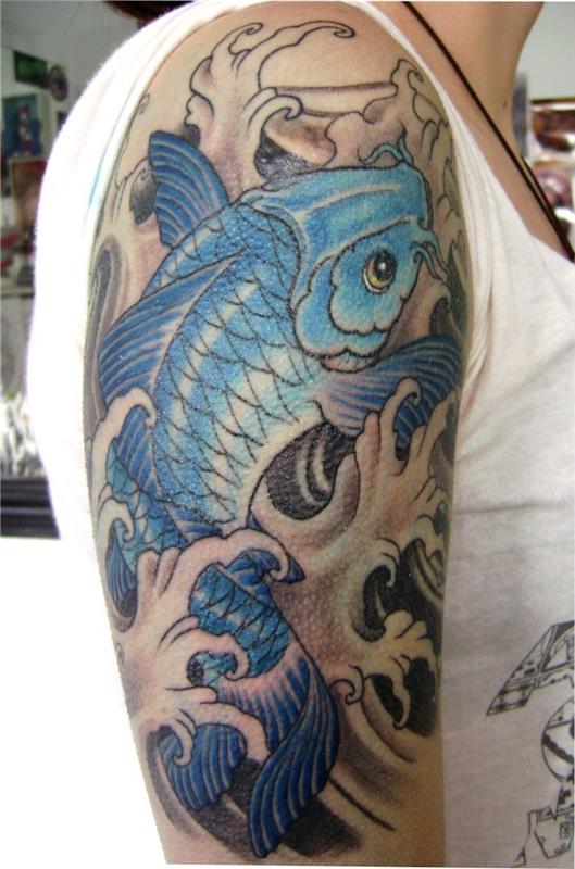 koi karpis reiškia tatuiruotę japonų tatuiruotė auksinė žuvelė mėlyna rankovė rankos vyras