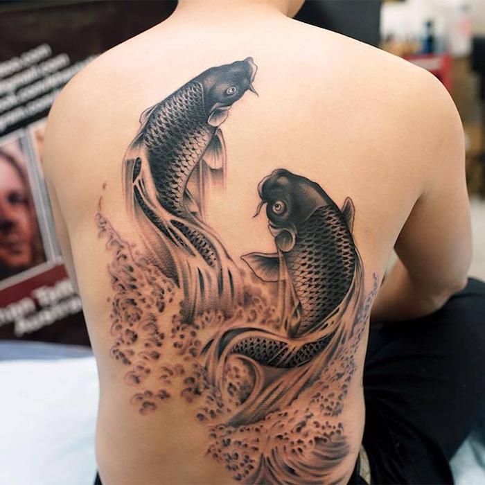 karpis tatuiruotė pilnas nugaros vyras tatuiruotė juodai balta žuvis japonija