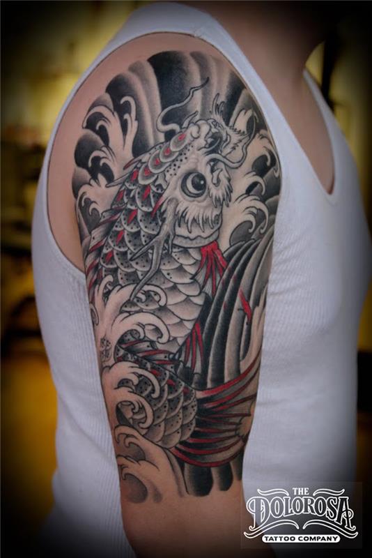 juoda balta raudona karpio tatuiruotė pečių vyras yakuza rankovė
